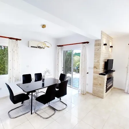 Villa Talassa With Heated Pool, Jacuzzi And 4X4 Car Peyia Exterior photo