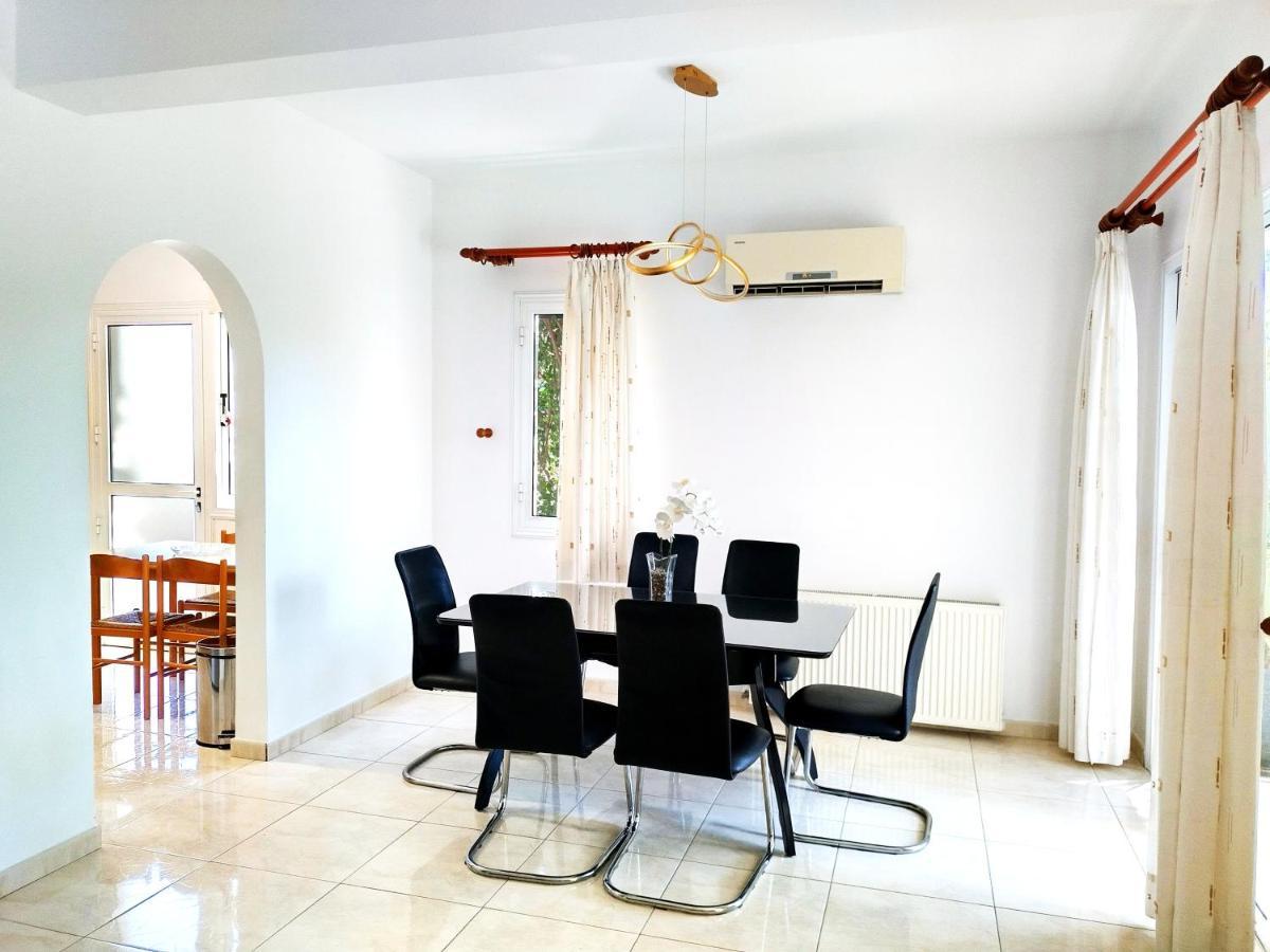 Talassa With Heated Pool, Jacuzzi And 4x4 Car Peyia